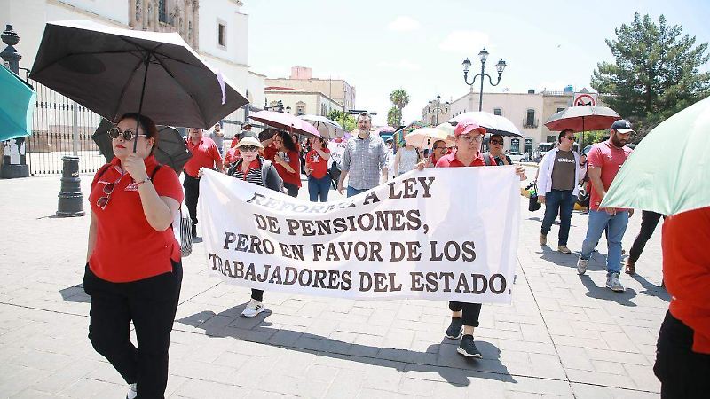 Se manifiestan agremiados de la CNTE en la ciudad de Durango